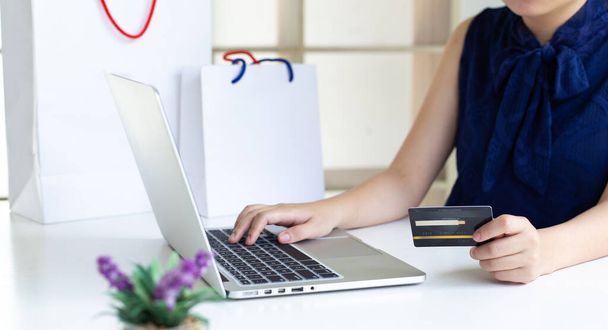 A nők használják laptop regisztrálni online vásárlások segítségével hitelkártyás fizetések, Kényelem a világ a technológia és az internet, Vásárlás online és banki online koncepció - Fotó, kép