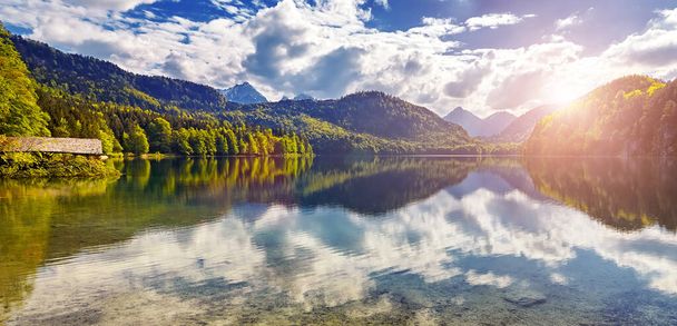 Jezioro Alpejskie i Schwansee - jeziora alpejskie i wieś Hohenschwangau, Schwangau, powiat Ostallgau, Bawaria, Niemcy - Zdjęcie, obraz