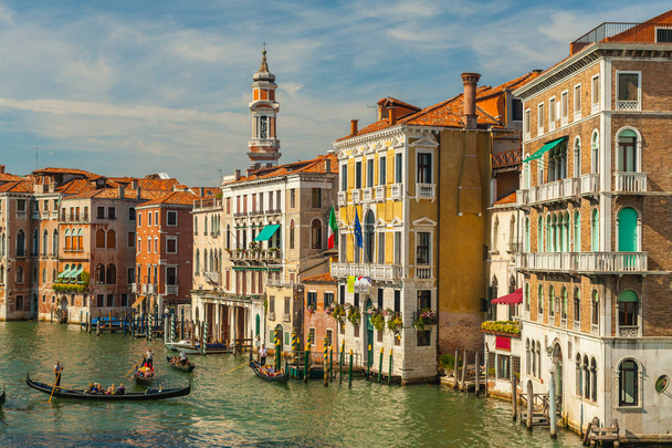 Coloratissima e stupenda veduta del Canal Grande di Venezia, con gondole e le facciate dei bellissimi e antichi palazzi in evidenza - Foto, afbeelding