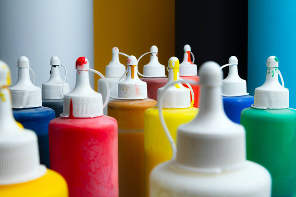 Tavolozza colorata di tubi di vernice acrilica in studio artista. Scegliere diversi colori di vernice per la sua opera d'arte. Concetto di creatività e istruzione - Foto, immagini