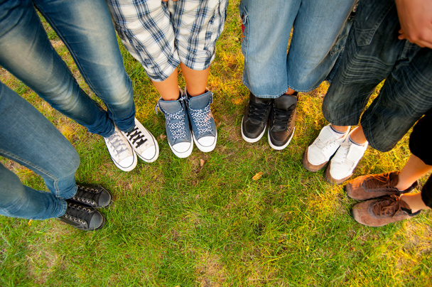 Ноги і кросівки підлітків хлопчиків і дівчаток
 - Фото, зображення