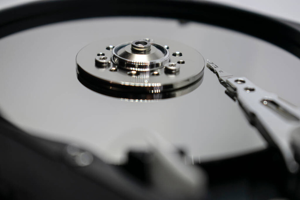 Pevný disk z počítače hdd s efektem zrcadla. Detailní záběr, makro. - Fotografie, Obrázek