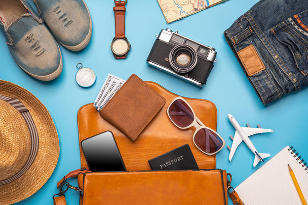 Accessoires de voyage costumes. Passeports, bagages, Le coût des cartes de voyage préparées pour le voyage - Photo, image