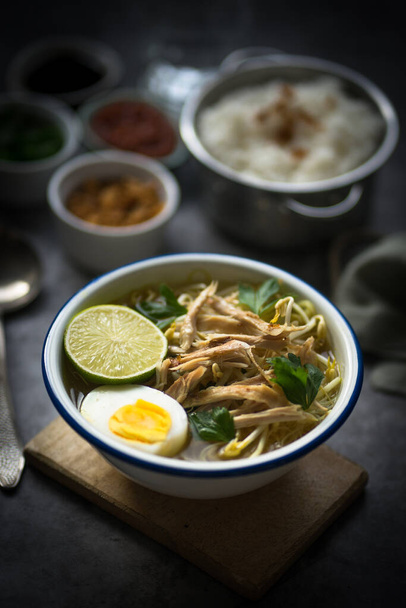 Soto Ayam es una sopa tradicional indonesia compuesta principalmente de caldo, pollo y verduras.
 - Foto, imagen