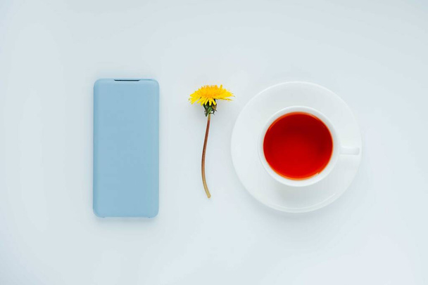 Ранковий чай зі смартфоном
. - Фото, зображення