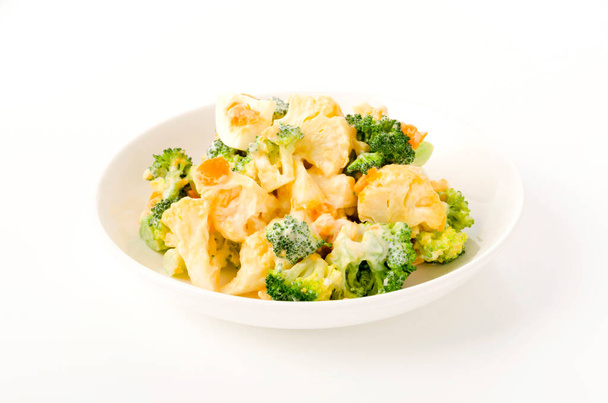 Gezonde vegetarische salade met eieren, broccoli, sinaasappelbloemkool - Foto, afbeelding