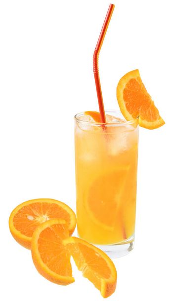 白い背景に隔離されたハイボールガラスにオレンジジュースとアイスキューブとカクテル. - 写真・画像