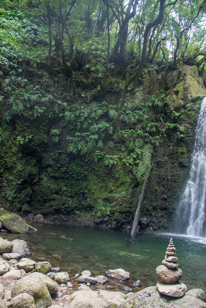 прогуляйтесь и откройте для себя водопад prego salto на острове Сао Мигель, Азорские острова, Португалия
. - Фото, изображение