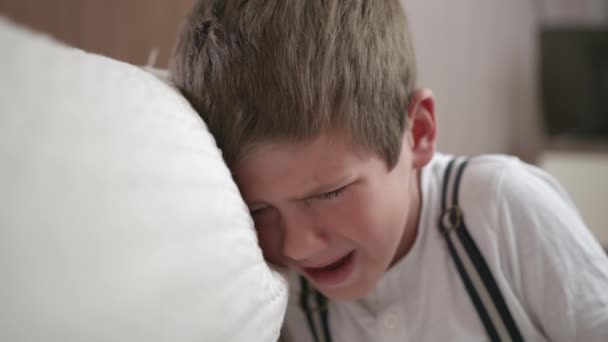 воспитание, капризный мужчина-капризный ребенок истеричный и плачет из-за плохого поведения или наказания, сидя в комнате рядом с диваном
 - Кадры, видео