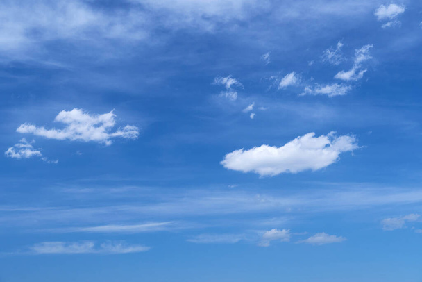Φωτεινό όμορφο μπλε ουρανό με μαλακά σύννεφα, φωτεινή ηλιόλουστη μέρα - Φωτογραφία, εικόνα