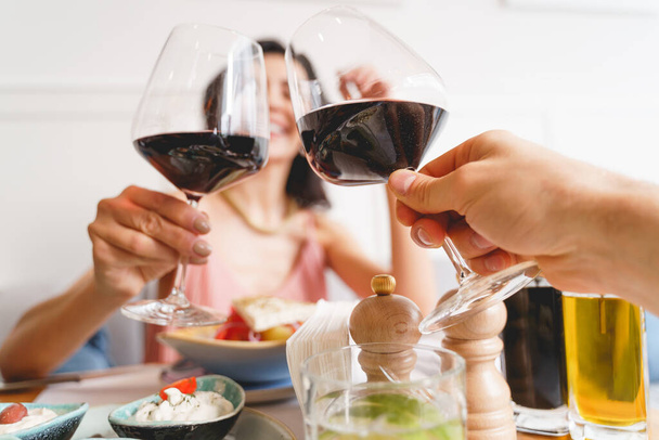 Lady and gentleman toasting with red wine in cafe - Zdjęcie, obraz