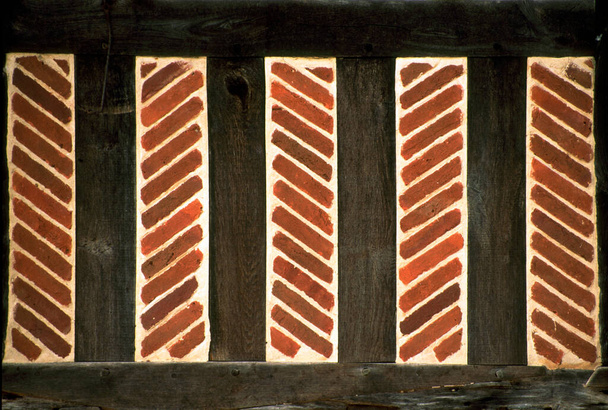 伝統的な木枠の建物の壁にはヘリンボーンレンガのインフィル - 写真・画像