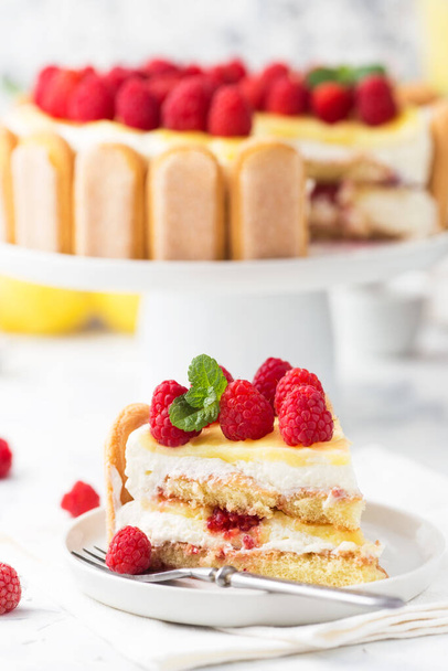 delicioso pastel con frambuesas frescas y menta en el plato - Foto, Imagen