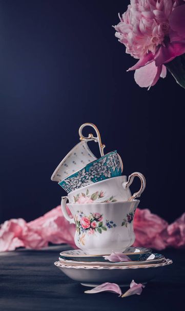 Pila de tazas de té vintage sobre fondo oscuro
 - Foto, imagen
