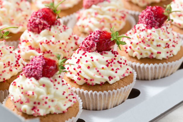 cupcakes com creme e morangos, close-up
  - Foto, Imagem