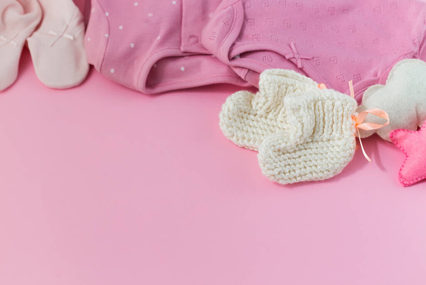 ubrania dla niemowląt i pieluchy izolowane na tle koloru. - Zdjęcie, obraz