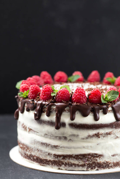 herkullinen suklaakakku koristeltu raspberris - Valokuva, kuva
