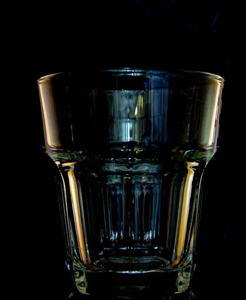 Het glas voor whisky (Old Fashioned / Rocks) op de zwarte achtergrond  - Foto, afbeelding
