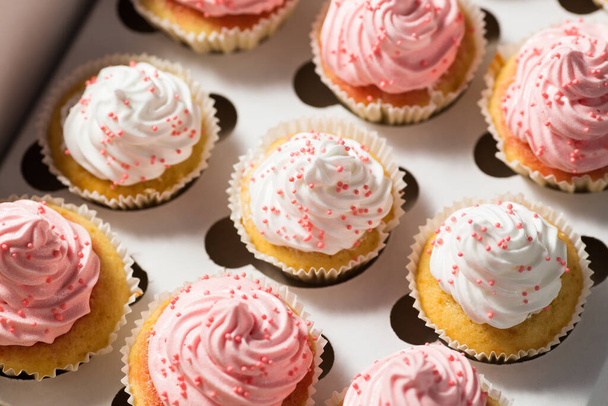 mini cupcakes con crema, primer plano  - Foto, Imagen