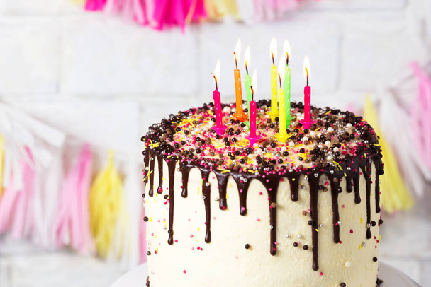 zbliżenie tort urodzinowy ze świecami - Zdjęcie, obraz