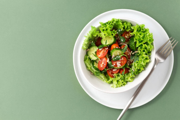 fresh vegetable salad with cherry tomatoes and cucumbers - Foto, Imagem