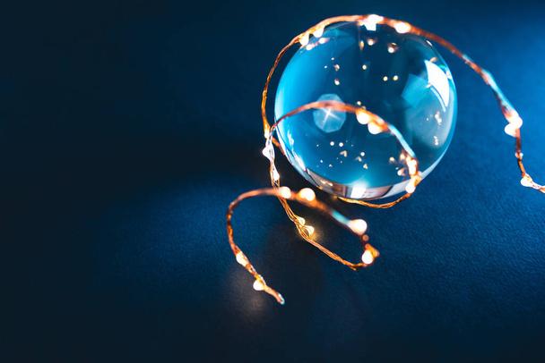 esfera de vidrio y luces sobre fondo oscuro
  - Foto, imagen