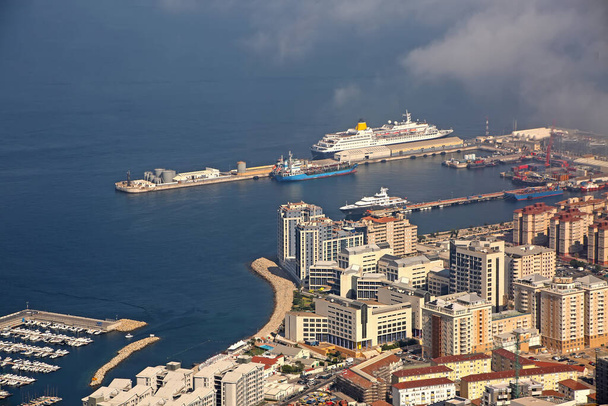 Vista desde el Peñón de la ciudad, el puerto comercial y también cruceros en el puerto, Gibraltar
. - Foto, imagen