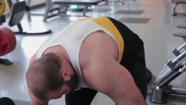 A large and powerful weightlifter lifts the barbell and is very tense. - Filmagem, Vídeo