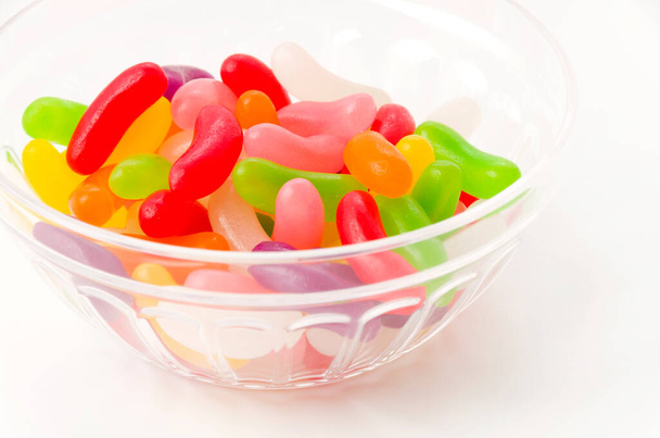 bunte Jelly Beans in transparenter Plastikschale - Foto, Bild