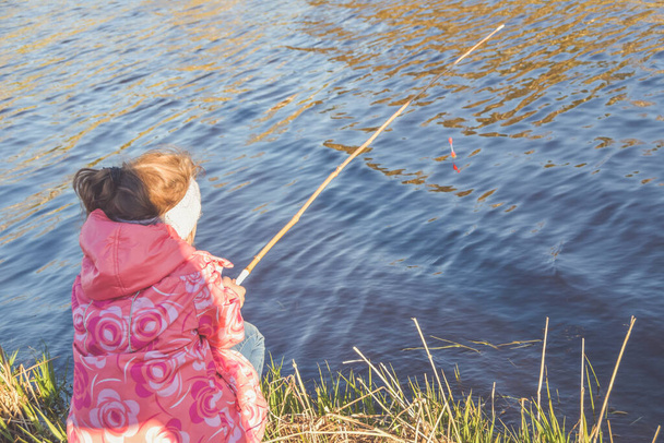 the child girl standing on the Bank fishing - Photo, image