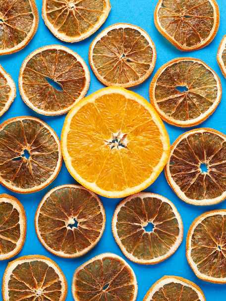 Rebanada de naranja y naranja seca
 - Foto, Imagen