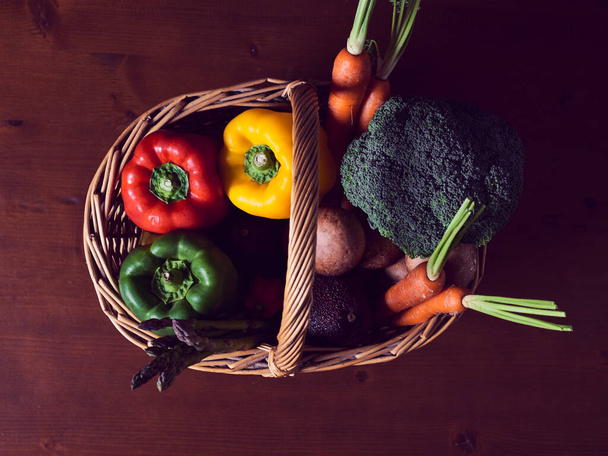 zeleninový mix v košíku na dřevěném stole - Fotografie, Obrázek