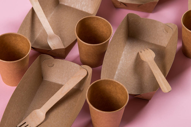 Paper eco-friendly utensils, without contamination, for reprocessing, brown on pink background. - Foto, afbeelding