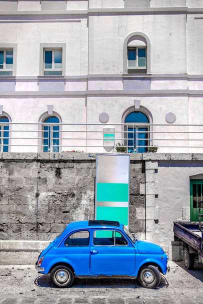 vintage autó függőleges háttér olasz falu szelektív szín - Fotó, kép
