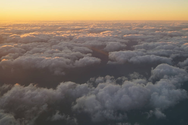 Fliegen über den Wolken. Vereinigte Arabische Emirate       - Foto, Bild