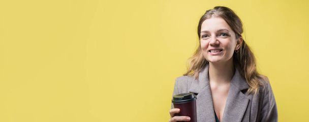 Glamor woman with a drink of coffee on a yellow background - Φωτογραφία, εικόνα
