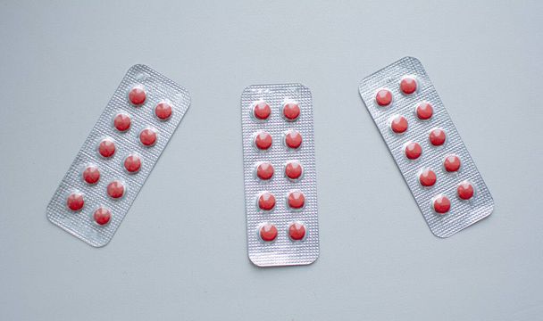 píldoras redondas de color en un paquete sobre un fondo blanco
 - Foto, imagen