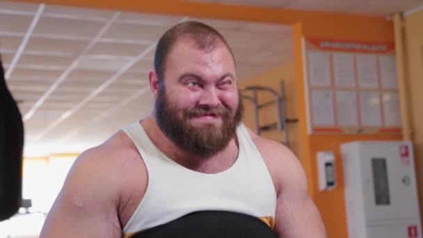 Very large bearded bodybuilder trains legs in the gym. - Záběry, video