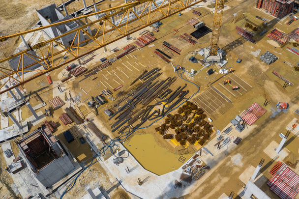 Bouwplaats van bovenaf. Luchtfoto van werkplekken in bouwmachines, werknemers met zware machines. Industrieel bovenaanzicht gemaakt door drone.  - Foto, afbeelding