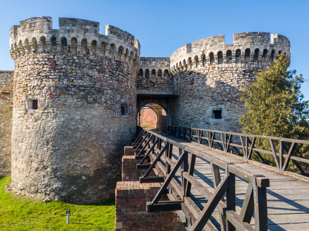 ジンダン門（Zindan Gate）は、ベオグラードの中世要塞であるカレメグダン要塞の多くの門の一つである。オスマン帝国はそれをダンジョン（トルコのジンダン）として使用し、その後名前が付けられた。. - 写真・画像