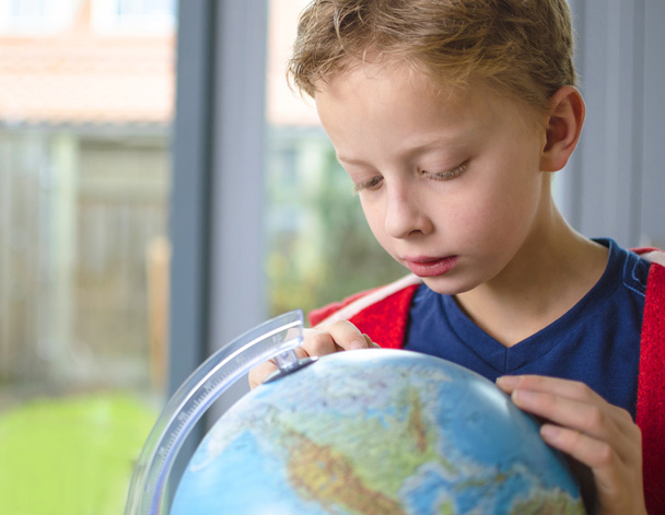 Boy looking at globe - Foto, Imagem