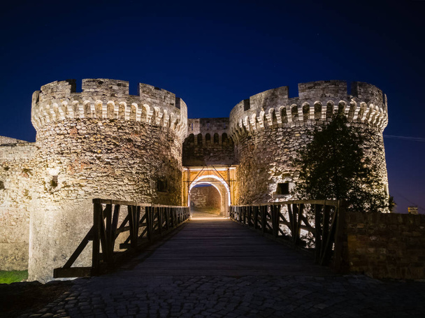 Pont en bois menant à la porte de Zindan, l'une des nombreuses portes de la forteresse de Belgrade. Détail architectural de la forteresse Kalemegdan à Belgrade, Serbie, la nuit
. - Photo, image