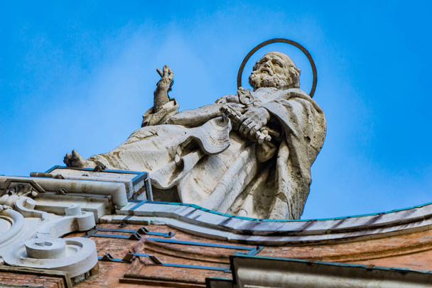 Veduta sulla statua della Cattedrale di San Pietro a Bologna
 - Foto, immagini