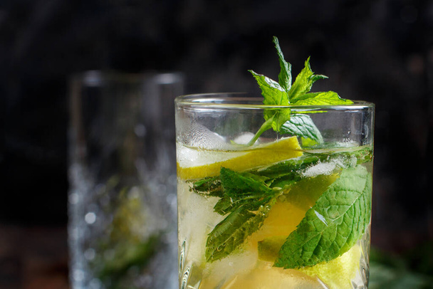 Zelfgemaakte verfrissende mojito cocktail in een hoog glas close-up - Foto, afbeelding