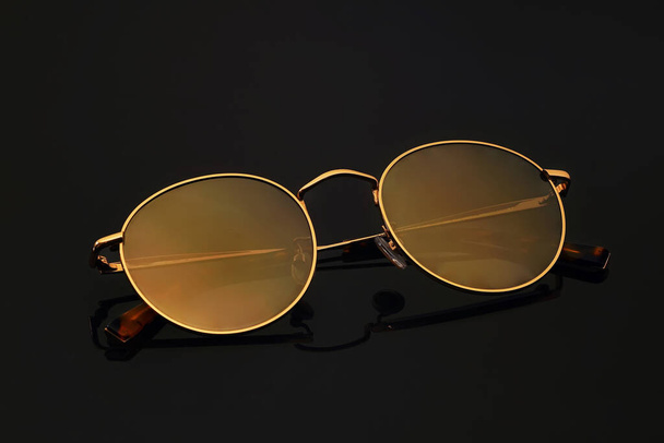 Сонячні дзеркальні окуляри на чорному фоні, ізольовані
 - Фото, зображення