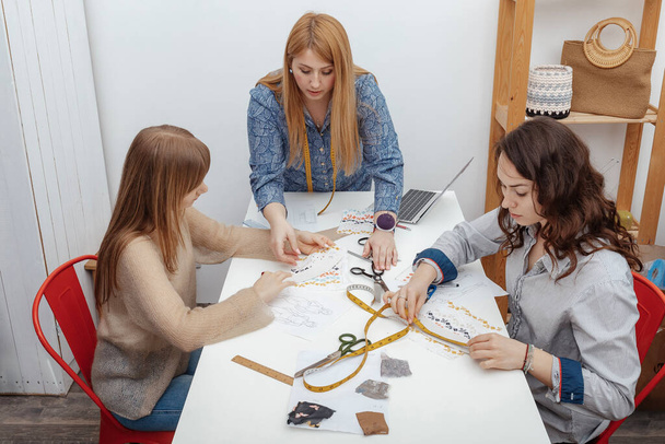 процесс обучения начинающих дизайнеров и курсы пошива
 - Фото, изображение