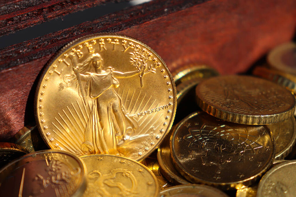 Primer plano de la famosa moneda de colección de lingotes de águila americana de oro de 1 oz 50 dólares. Año 1987
 - Foto, Imagen