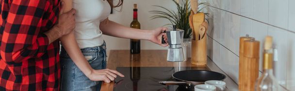 vista recortada del hombre tocando novia haciendo café en cafetera géiser, imagen horizontal
 - Foto, Imagen
