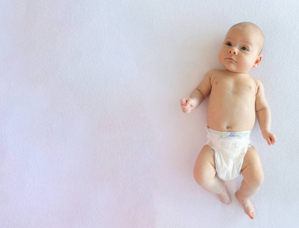 Lähikuva muotokuva kaunis vauva tyttö valkoisella taustalla tekstillä tilaa
 - Valokuva, kuva
