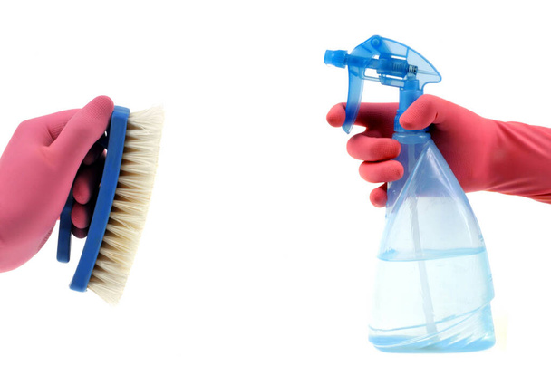 Flacon pulvérisateur et brosse à main gros plan sur fond blanc
 - Photo, image